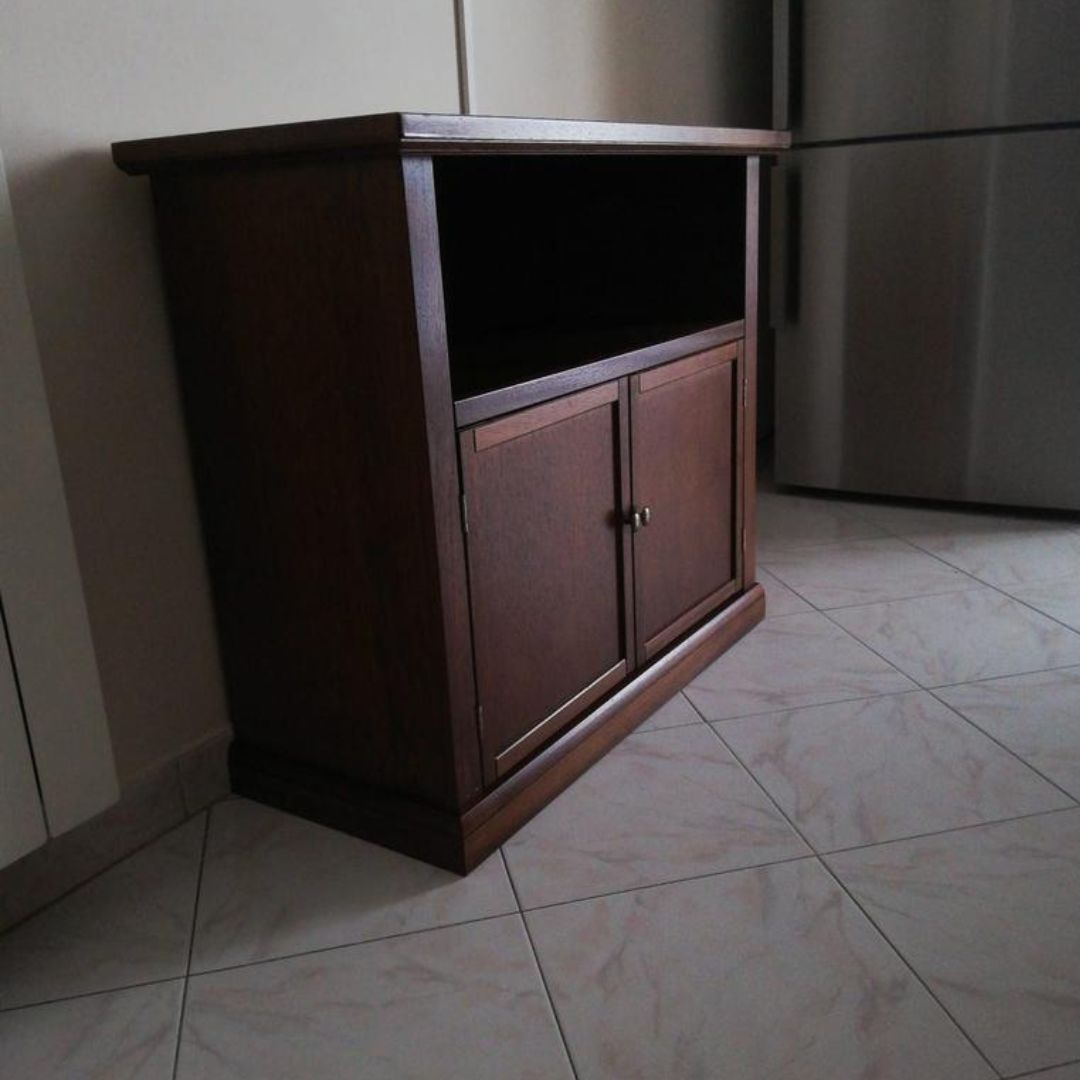 Mobile porta TV in legno scuro con vano a giorno e ante, vista frontale